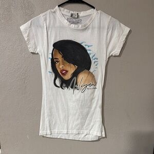 Aaliyah White women’s Graphic Tee size medium